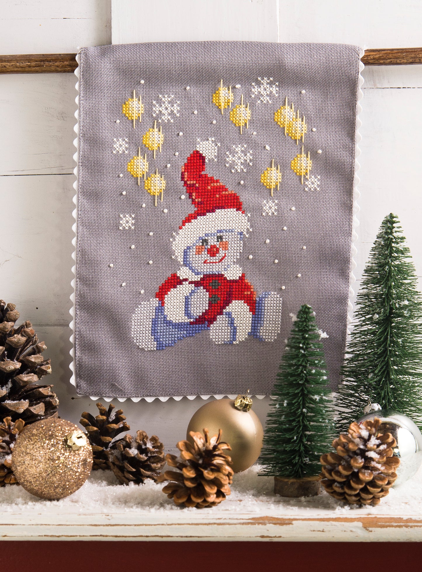 Grille point de croix : bonhomme de neige festif à broder sur étamine. Motif 73x91 pts, environ 13,3x16,5 cm. Fantaisie et poésie pour Noël, 4 pages DMC.