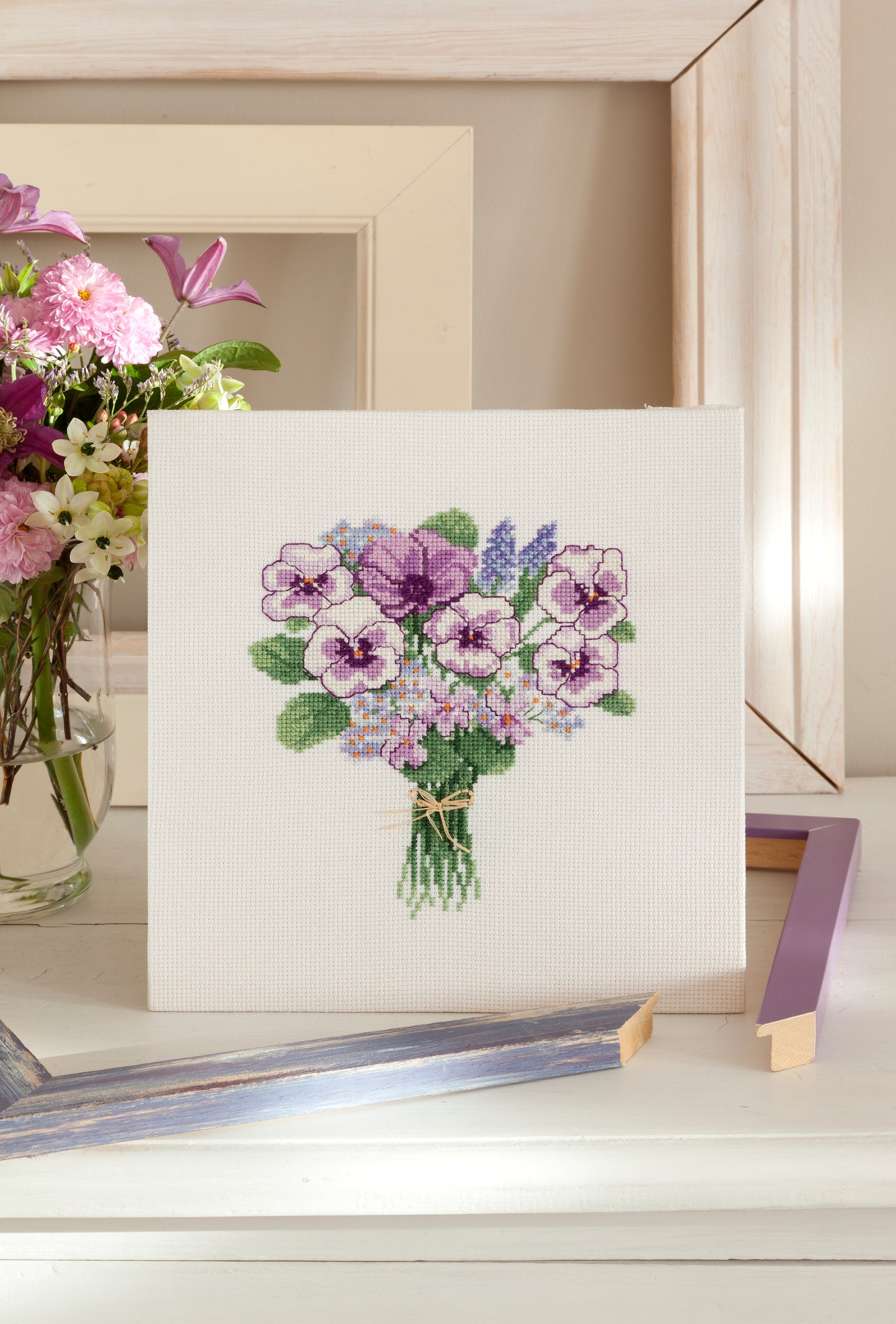 Grille point de croix – Bouquet de pensées : composition florale aux nuances de violet, bleu et jaune sur feuillage délicat, sur toile Aïda ou lin DMC, style bouquet romantique intemporel – Création Point de Croix