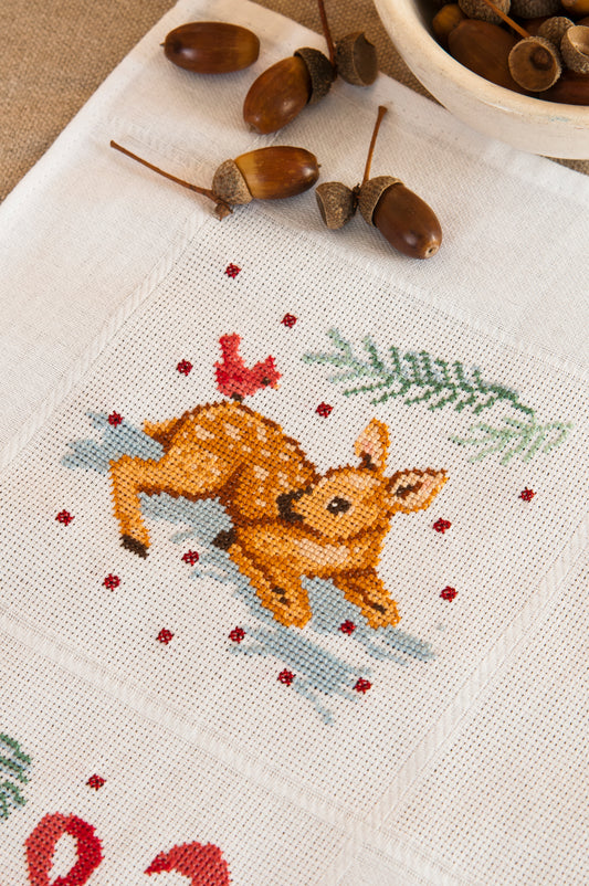 Grille broderie point de croix : nappe de Noel animaux a broder sur Aida blanc. Par M. Bonnin, DMC, 8 pages. 78 x 78 cm.