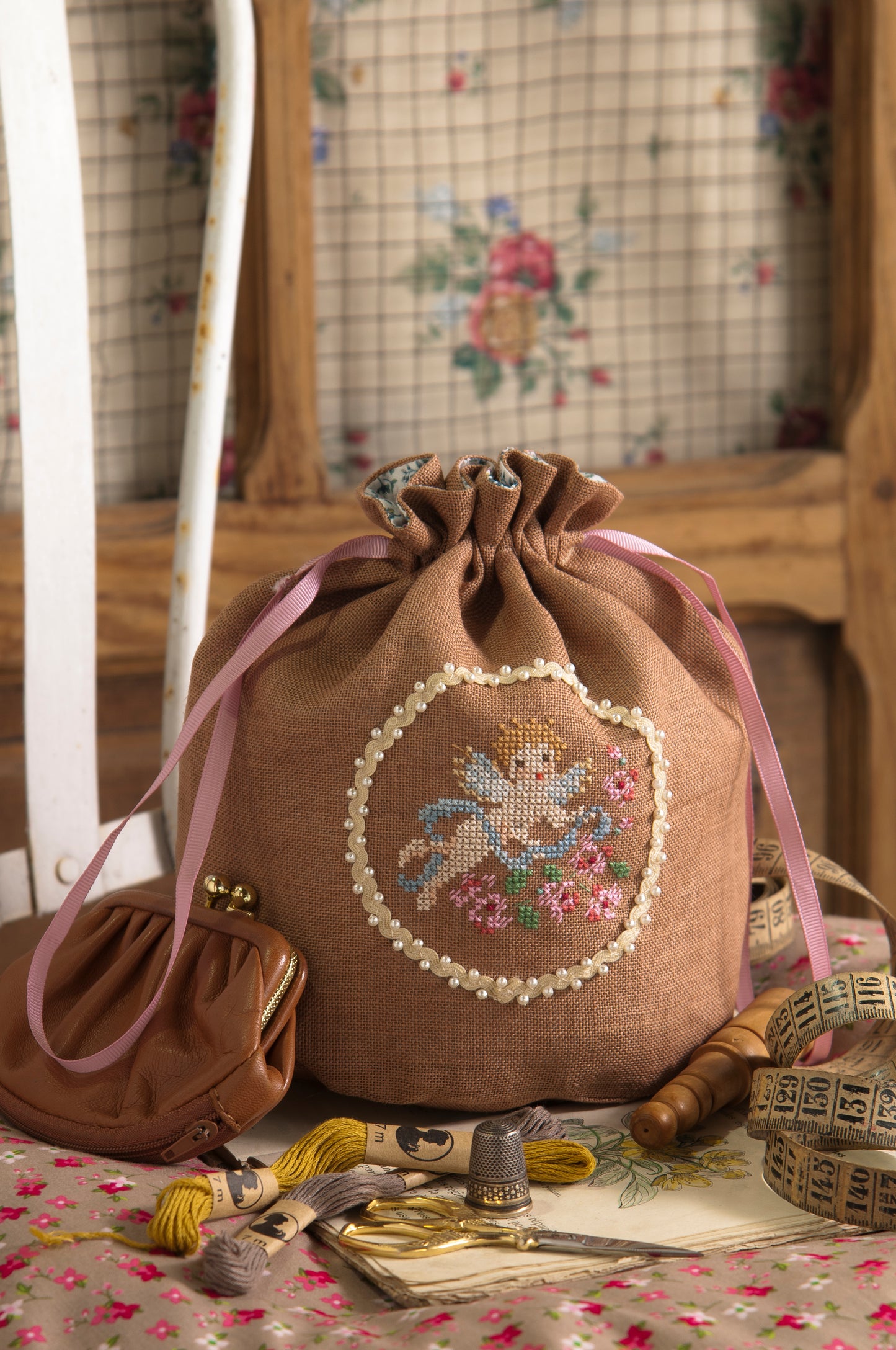 Grille Broderie : Le pochon – Création Point de Croix
Grille point de croix : pochon à dragées avec angelot style Versailles sur lin 11 fils/cm, 7,1 × 6,4 cm. Cadeau mariage.