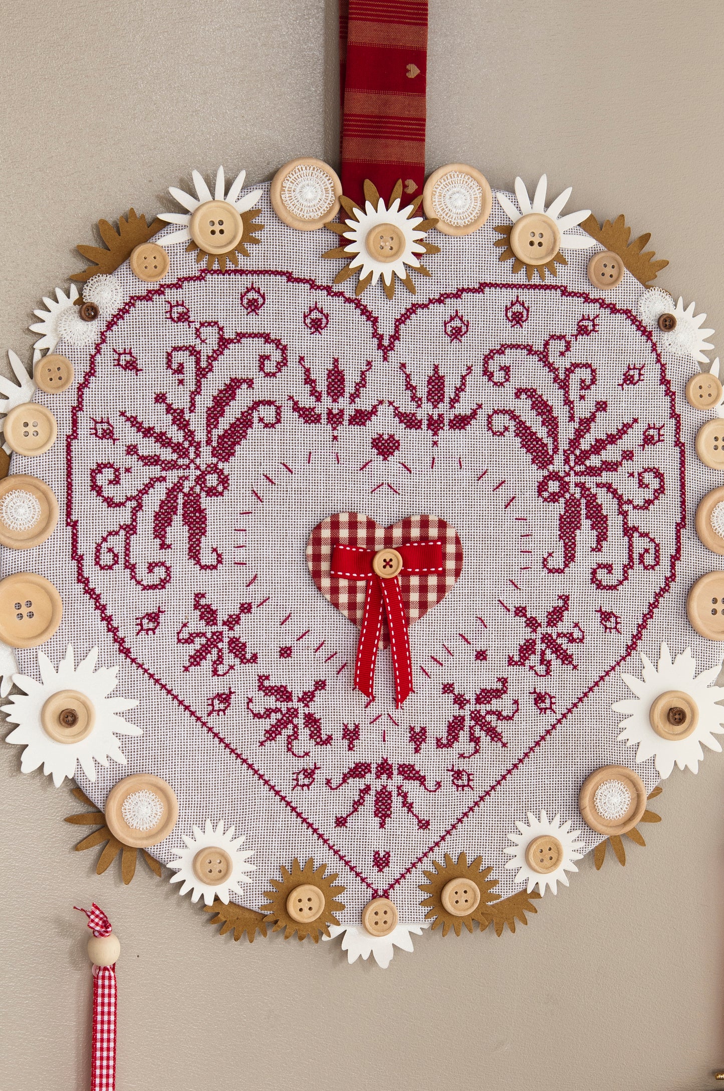 Grille de broderie point de croix « Broderie cœur » : composition rouge monochrome à broder et accrocher au mur. DMC, 6 pages, motif 20,54 x 20,9 cm.