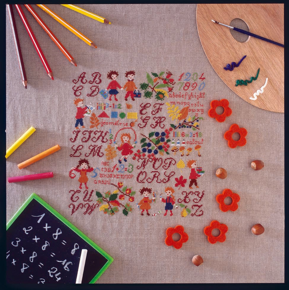 Grille de broderie point de croix : scène de récréation pour enfants. Motif 165 x 149 pts, imprimé couleur (Réf. DMC) sur 6 pages. Illustration P. Samouiloff.