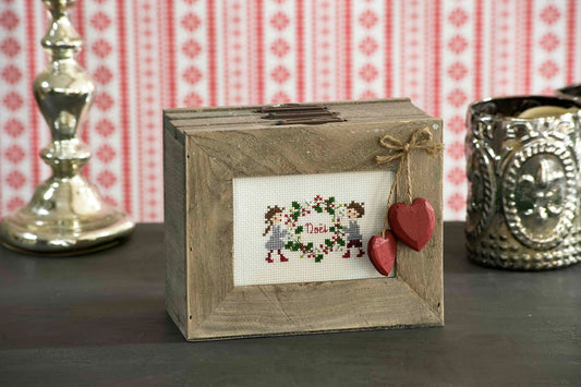 Grille point de croix C'est Vous l'Artiste par Création Point de Croix. 10 objets déco de Noël brodés, DMC sur 8 pages. Pampille, manique, bougie, cartes et plus.