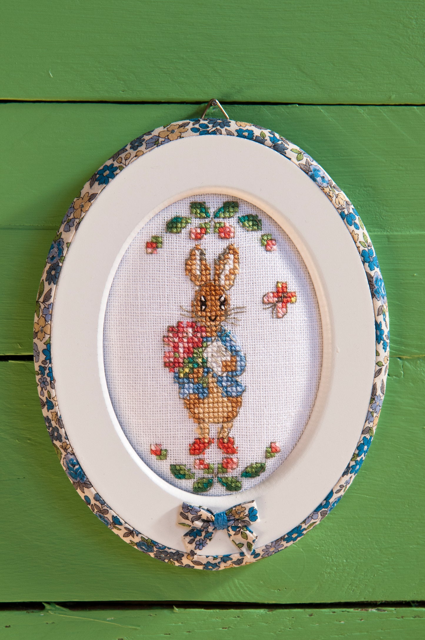 Grille broderie point de croix : cadre ovale Pierrot-Lapin, motif 31×57 pts, 5,6×10,4 cm. Symboles + couleurs DMC, 6 pages. Déco chambre enfant.