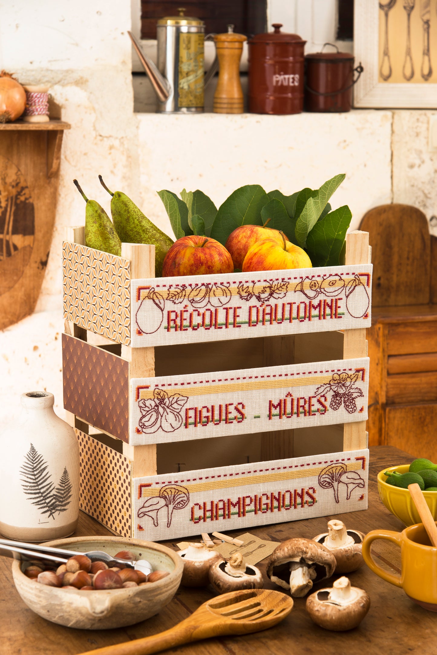 Grille de broderie point de croix : cagettes chics fruits et légumes par V. Côme. Réf. DMC incluse. À broder sur lin bis. Création Point de Croix.