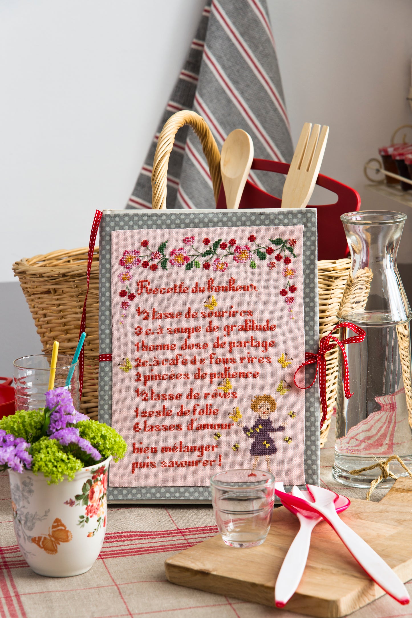 Mêlant gourmandise, bonne humeur et douceur de vivre, cette collection de broderies célèbre les plaisirs simples partagés autour d'une table. Des modèles à broder sur lin 11 fils/cm ou toile Aïda.