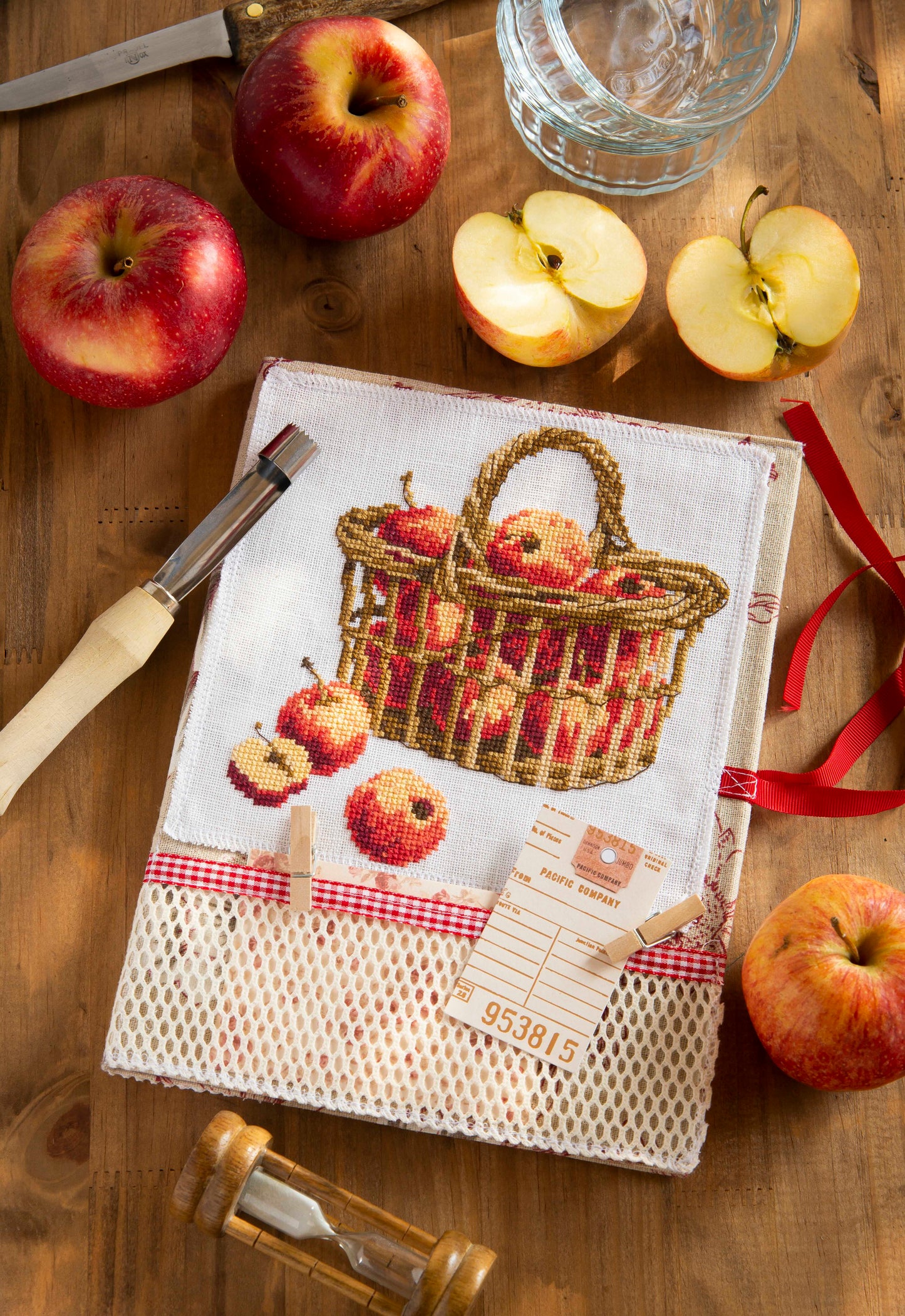 Grille point de croix – Carnet de recettes : composition autour de la pomme aux teintes lumineuses sur toile de lin ivoire DMC, motif pour habiller un carnet de recettes de famille – Véronique Enginger & Création Point de Croix