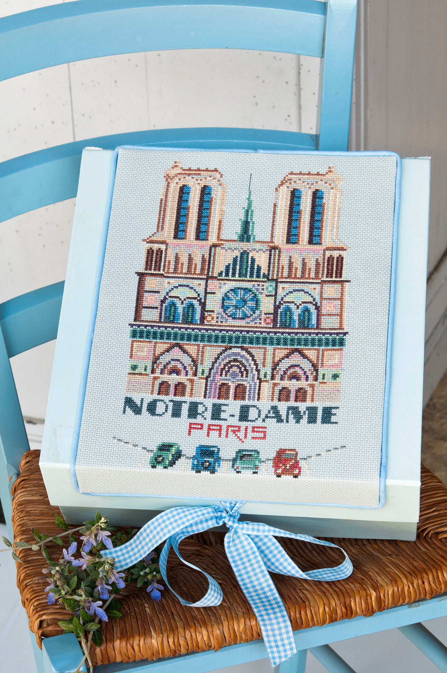 Grille point de croix : Cathédrale Notre-Dame de Paris sur toile Aïda DMC. Motif 100×164 pts, env. 18×30 cm. Imprimé symboles & couleurs.