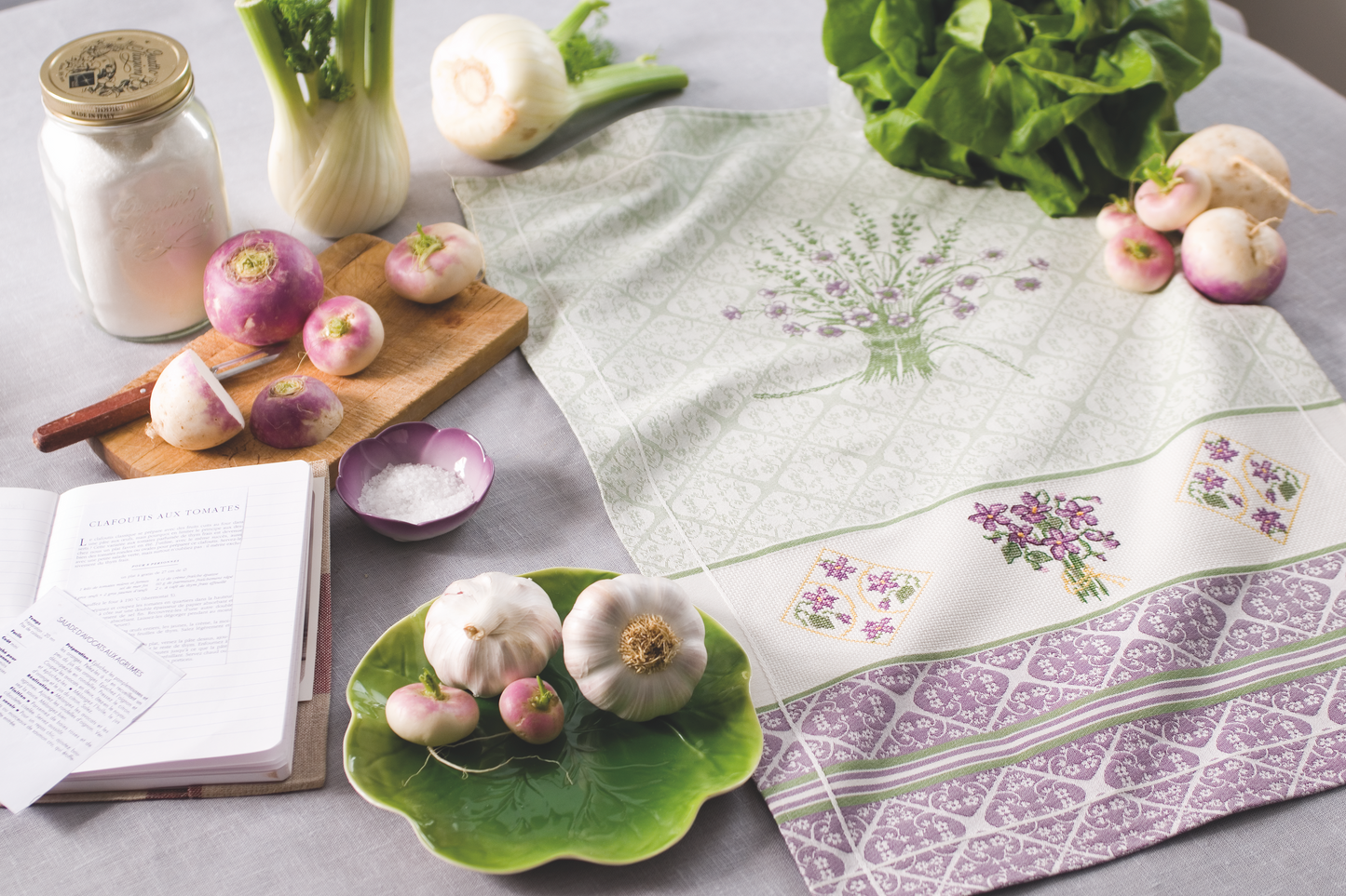 Grille point de croix : bouquet de violettes sur Aïda 5 pts pour torchon, 52x179 pts. Imprimée couleur et symboles DMC. Idéale débutantes. Création Point de Croix.