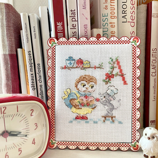Grille de broderie point de croix « Chouette alors ! » des Brodeuses Parisiennes : motif chouette sur lin blanc 11 fils ou Aïda 5,5 pts. DMC, 6 pages, motif 9 x 9 cm.