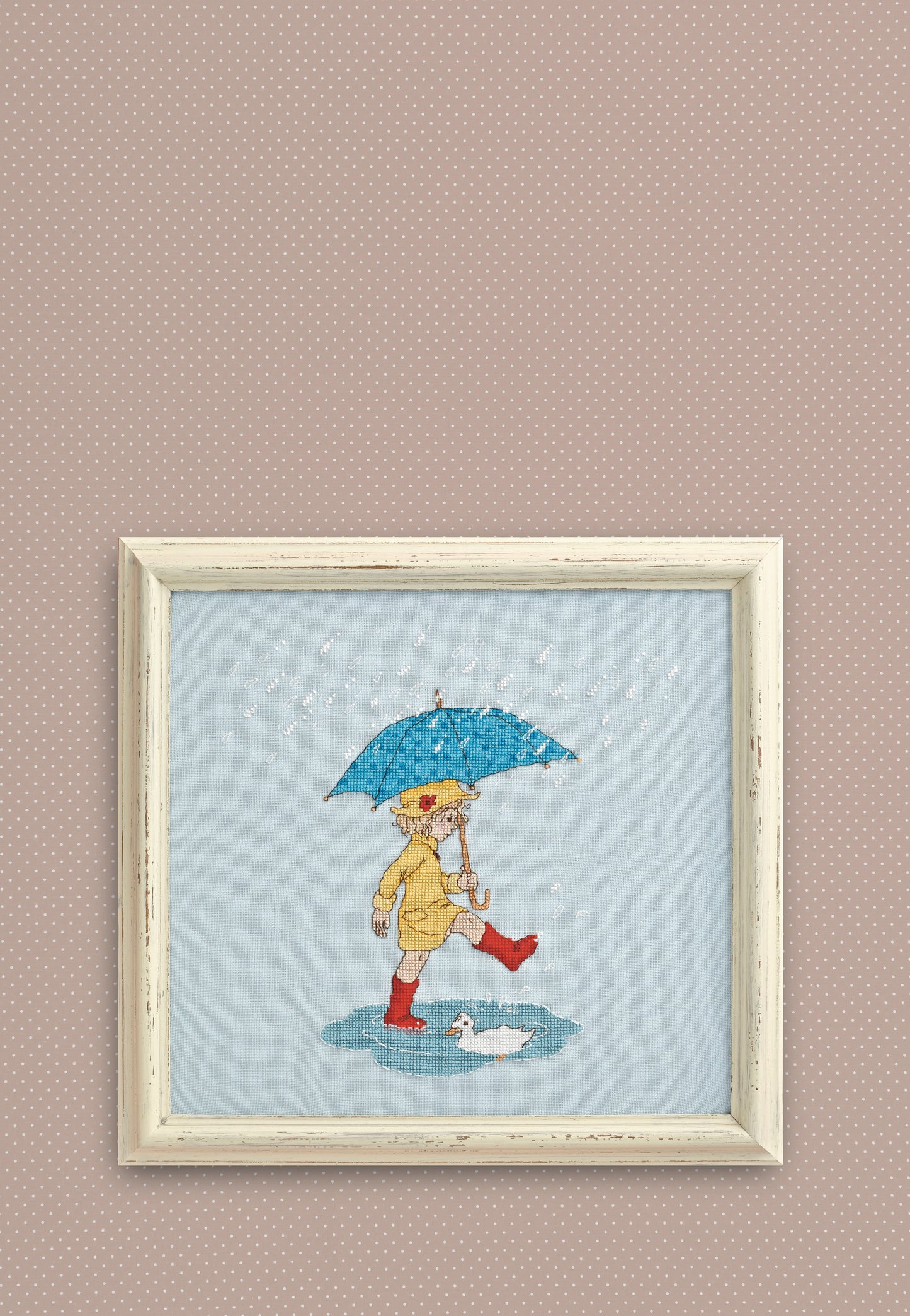 Grille de point de croix Chouette, on s'éclabousse ! Bell & Boo – Belle sous la pluie avec parapluie bleu et bottes rouges, brodé sur lin bleu pâle 11 fils/cm, Création Point de Croix