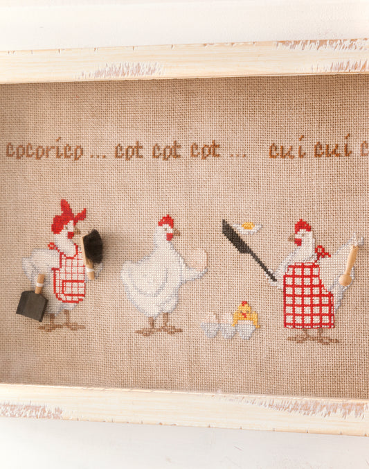 Grille de broderie point de croix : cocottes et pioupious dans la cuisine. 140x200 points, 6 pages, couleurs DMC. À broder sur Aïda ivoire.