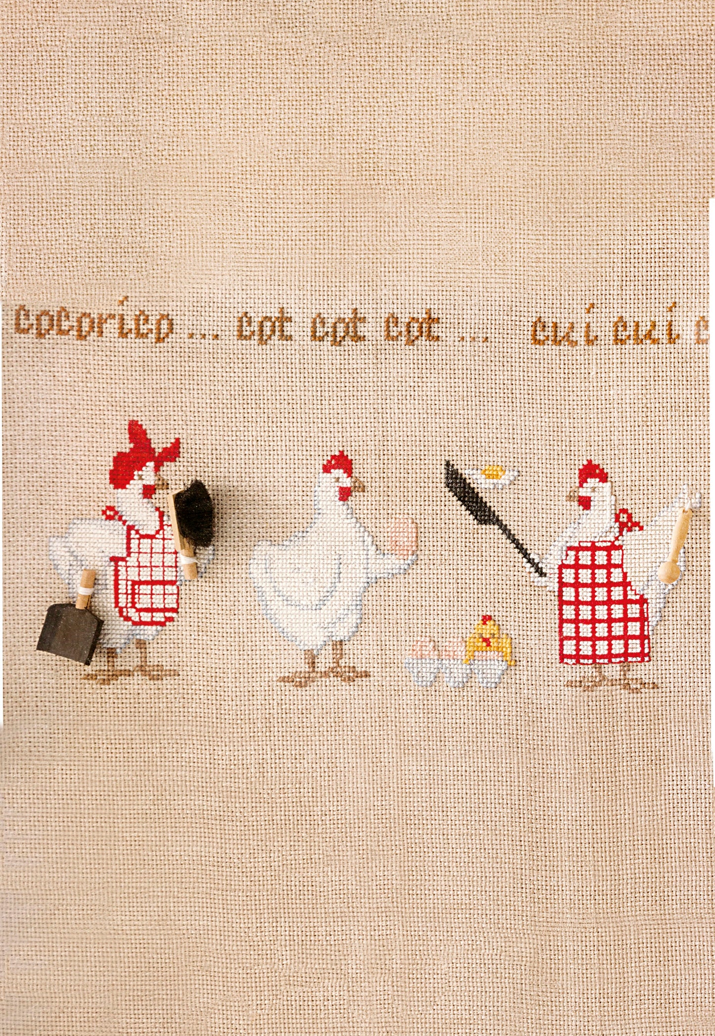 Grille de broderie point de croix : cocottes et pioupious dans la cuisine. 140x200 points, 6 pages, couleurs DMC. À broder sur Aïda ivoire.