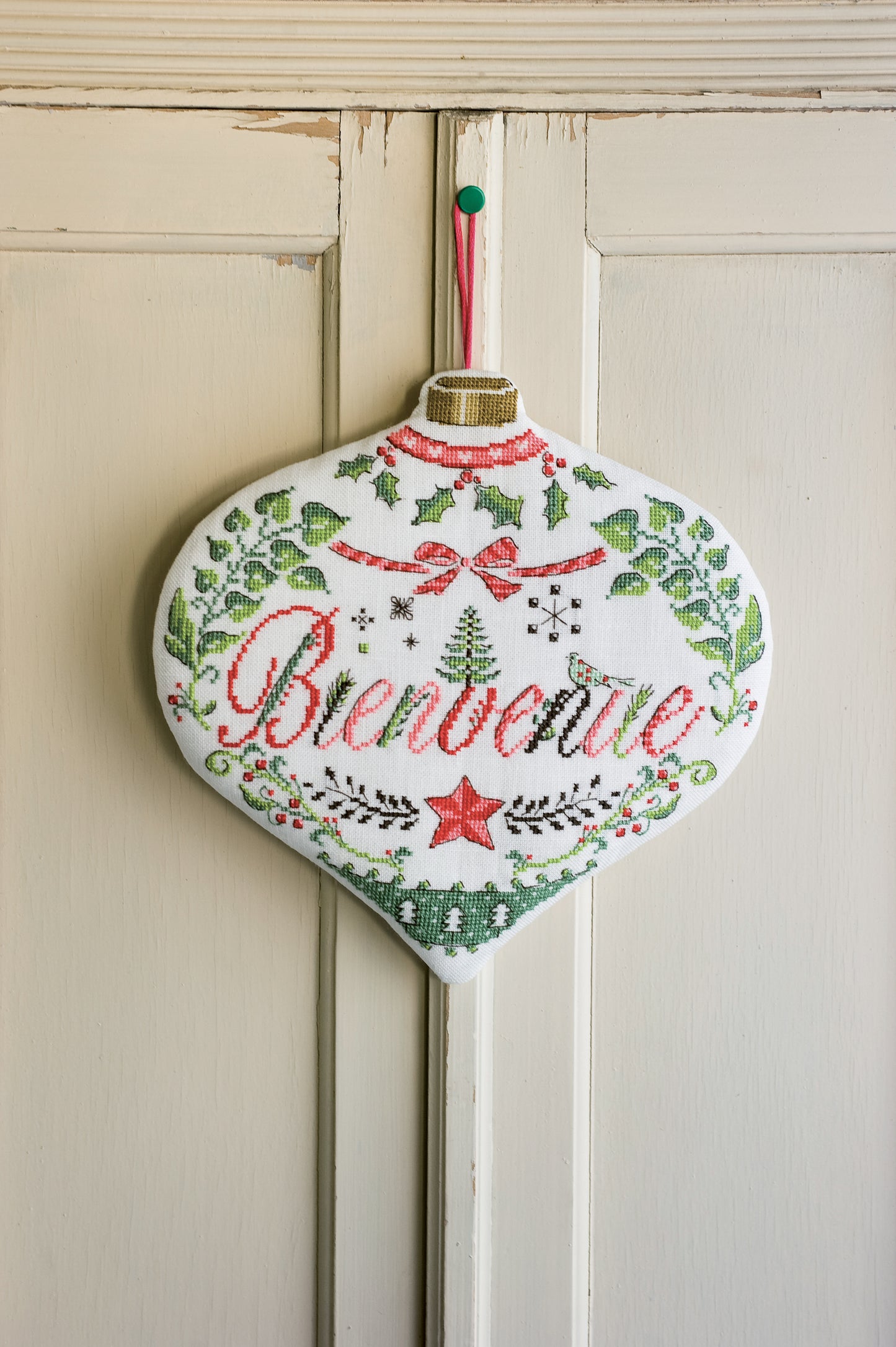 Grille point de croix : suspension « Bienvenue » brodée sur lin blanc, motifs floraux romantiques. 140×136 pts, environ 25,5×24,7 cm.