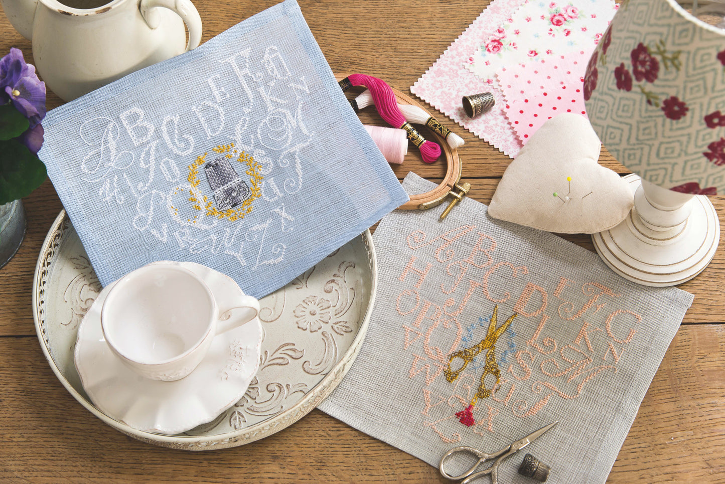 Grille de broderie au point de croix : Cœurs abécédaires, motifs couture romantiques ciseaux et dé. 8 pages avec symboles et références DMC. À broder sur lin ou Aïda.