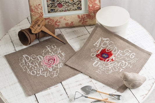 Grille point de croix : camélia de printemps et coquelicot d'été, alphabets et cœurs. À broder sur Aïda 5,5 ou lin 11 fils/cm. 10 pages DMC.