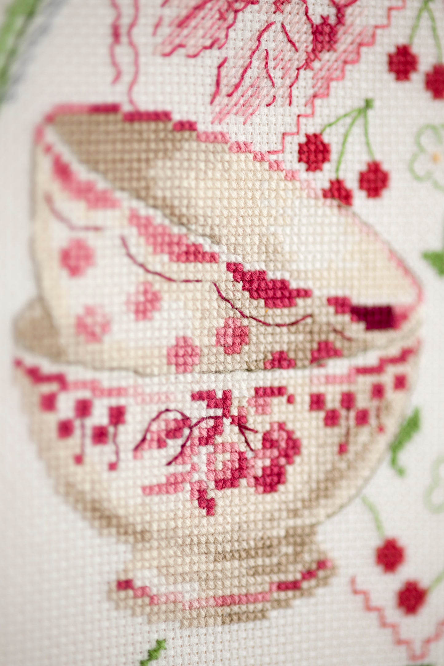 Grille de broderie au point de croix : Collection de bols & fraises, faïences fleuries et esprit champêtre. 6 pages avec symboles et références DMC. À broder sur lin.