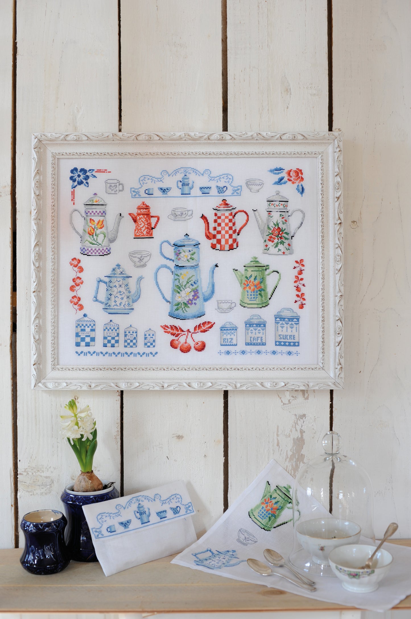 Grille de broderie au point de croix : Collection de cafetières, porcelaines et émaux vintage à la française. 6 pages avec symboles et références DMC. À broder sur lin ou Aïda.