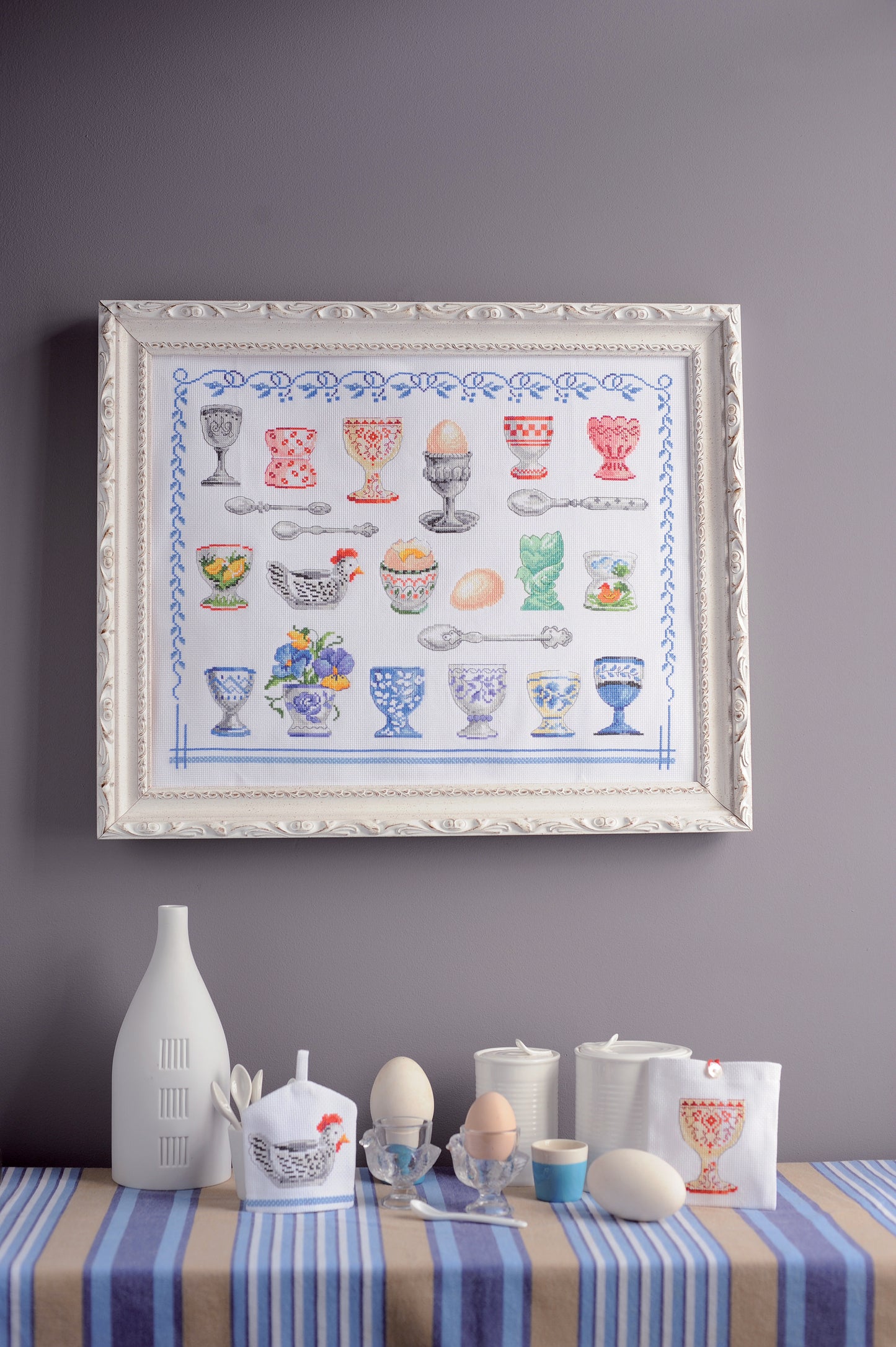 Grille de broderie au point de croix : Collection de coquetiers, porcelaines fleuries et esprit petit-déjeuner vintage. 6 pages avec symboles et références DMC. À broder sur lin ou Aïda.