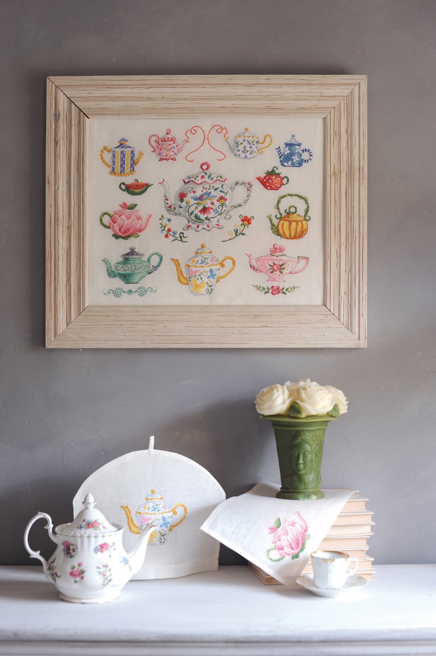 Grille de broderie au point de croix : Collection de théières, porcelaines fleuries et esprit tea time. 6 pages avec symboles et références DMC. À broder sur lin.