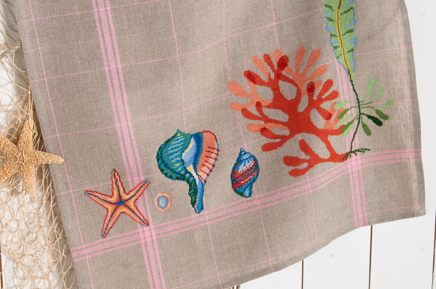 Grille de broderie point de croix « Coquillages et crustés sur un torchon » par Sylvie Teytaud : motifs marins sur lin bis 12 fils. DMC, 8 pages, motif 61 x 64 cm