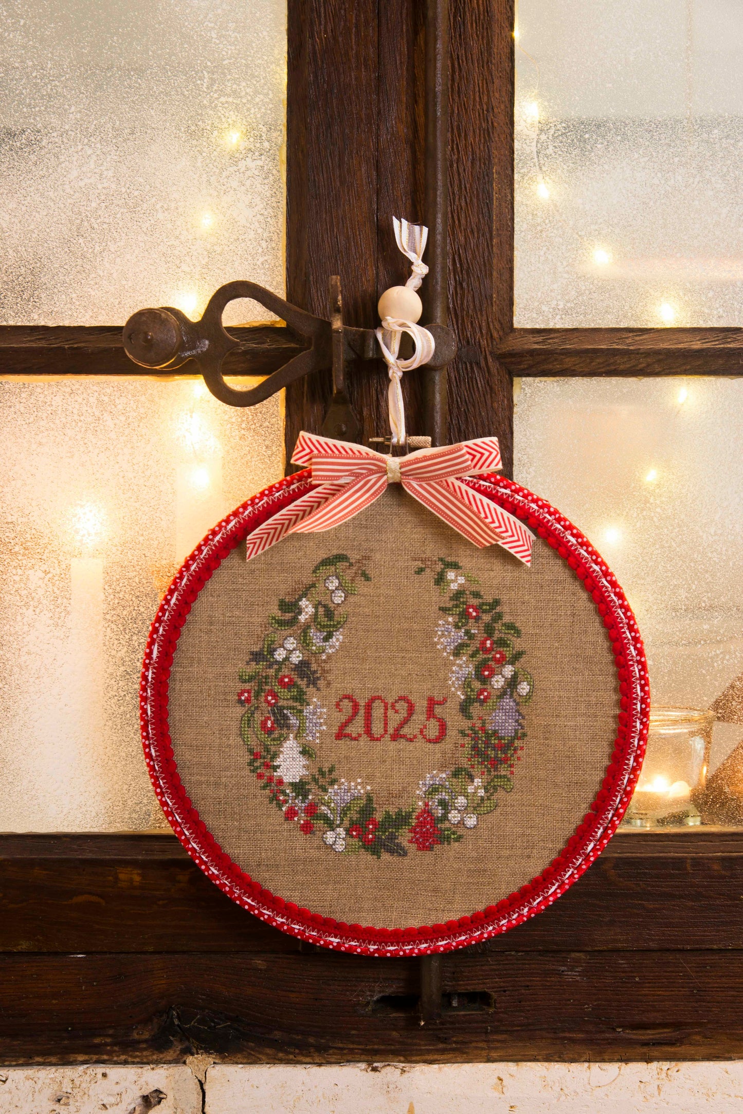 Grille point de croix – Couronne de Noël : couronne de sapin avec rubans, boules colorées et gui brodée sur toile de lin naturel 11 fils/cm, décoration festive intemporelle – Véronique Enginger & Création Point de Croix