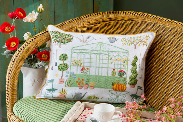 Grille de broderie point de croix : coussin jardin avec véranda et motifs végétaux. 258x196 pts, sur Aïda 5,5 pts/cm ou lin 11 fils/cm. Réf. DMC incluse.