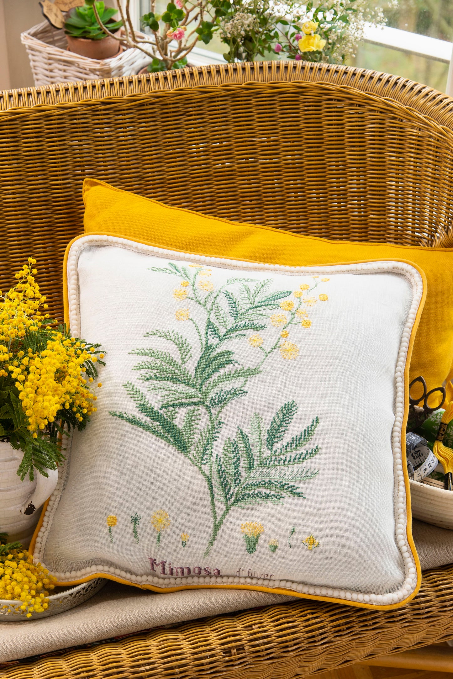 Grille de broderie point de croix : coussin mimosa fleuri par M. Bonnin. Réf. DMC incluse. À broder sur lin. Création Point de Croix.
