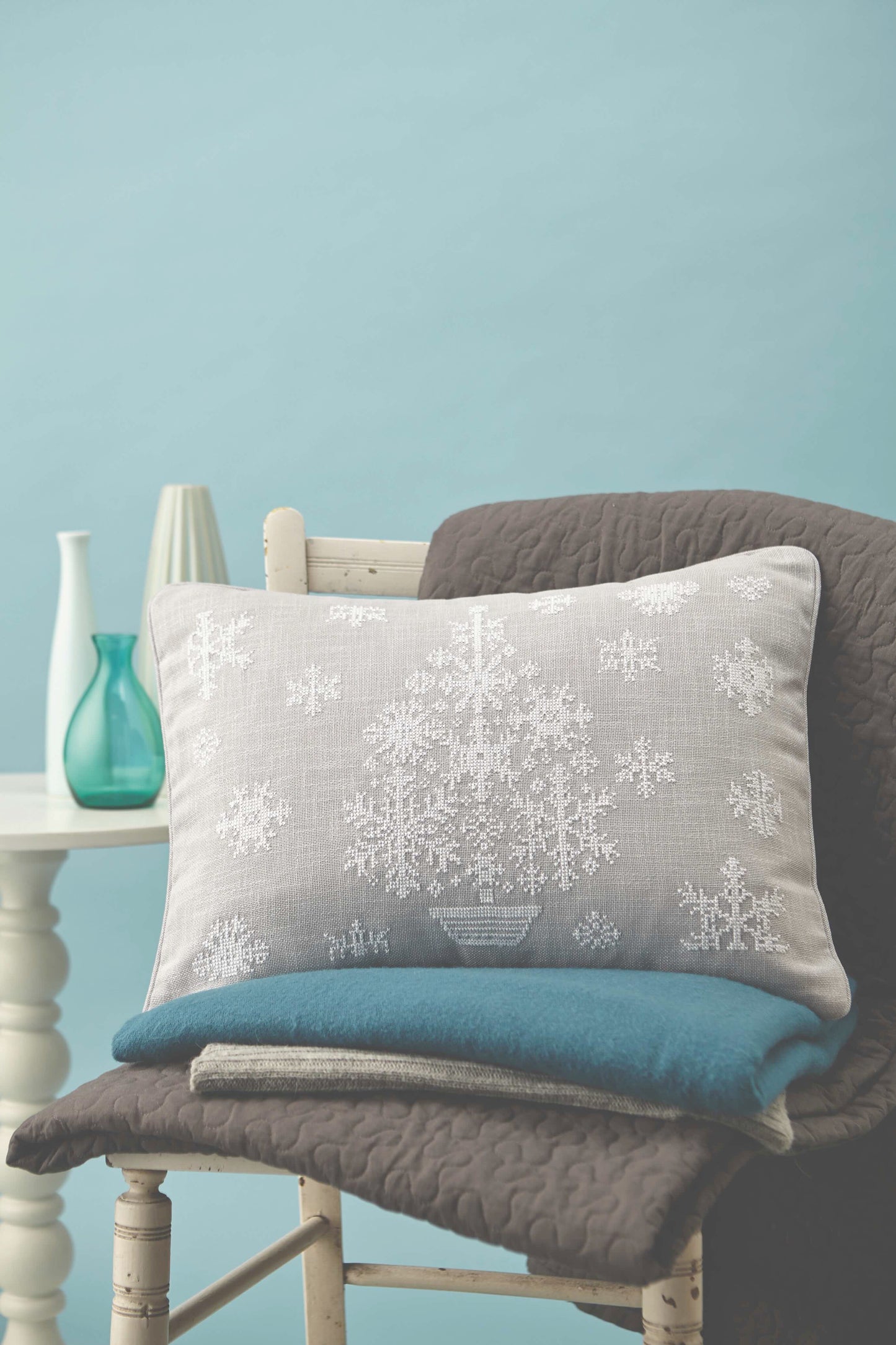 Grille de point de croix Coussin Vive la neige : flocons sur lin 11 fils gris. 120 x 180 points. Références DMC sur 6 pages.