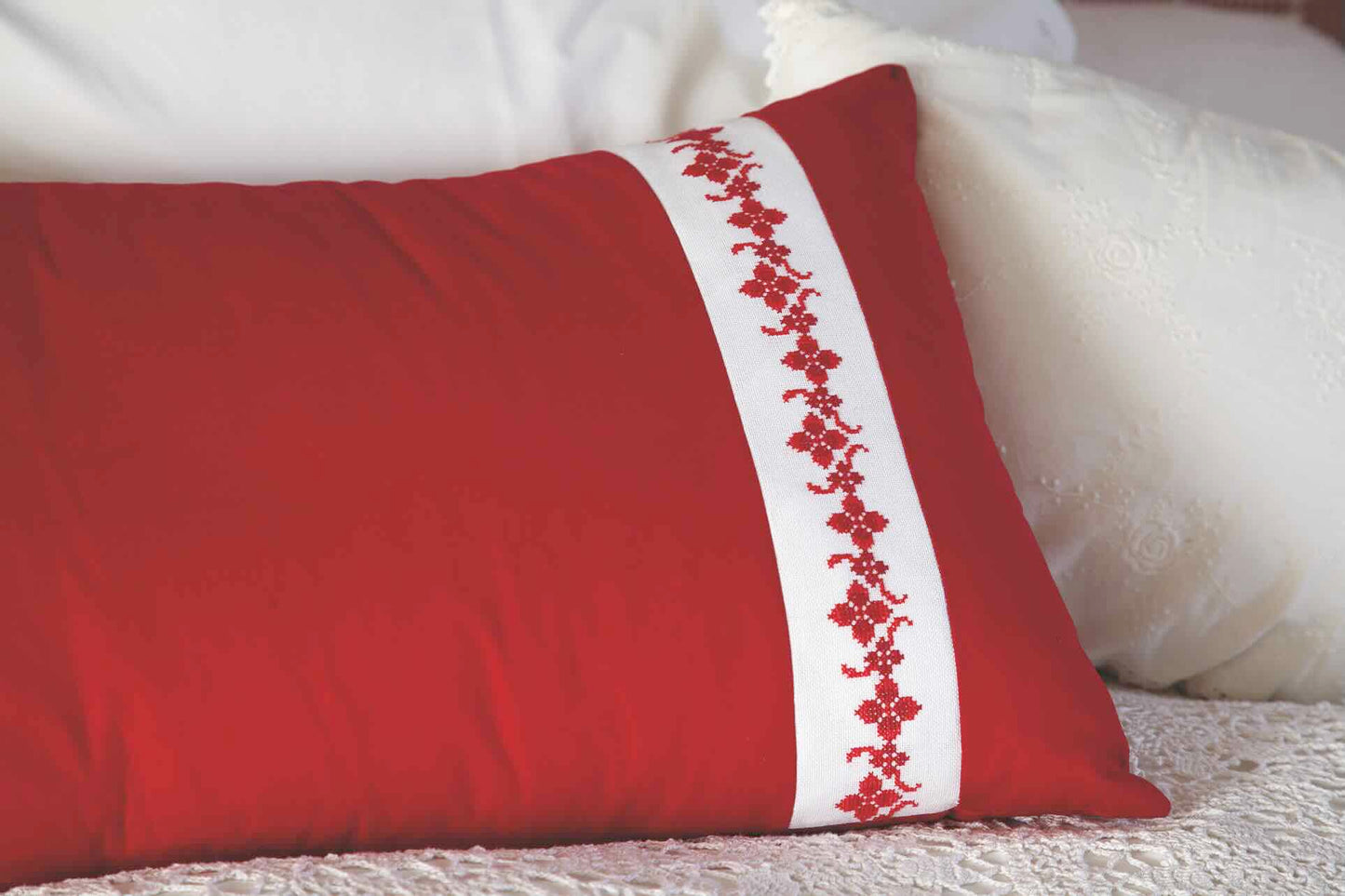 Grille de point de croix L'amour est dans l'air : coussin, cœur et frise Saint-Valentin sur lin 11 fils. Références DMC sur 10 pages.
