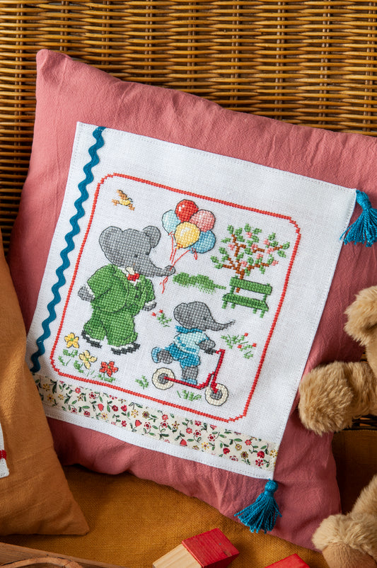Grille point de croix : 3 coussins Babar sur lin DMC. Motif 77×80 pts, env. 14,5×14 cm. Imprimé symboles & couleurs, 6 pages. Idée cadeau.