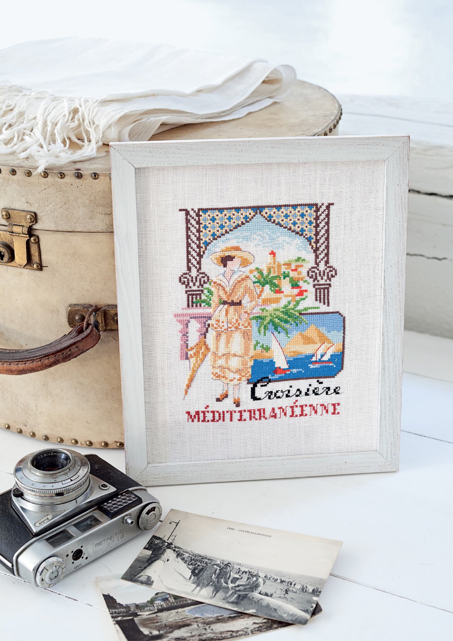 Grille broderie point de croix : Croisière Méditerranéenne, affiche ancienne. 112x86 points, 4 pages, couleurs DMC. Aïda blanc.