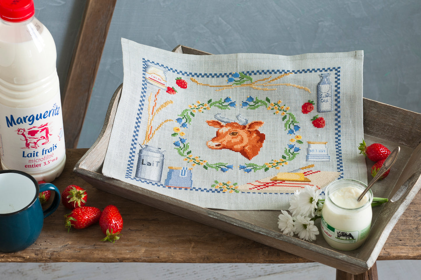 Grille point de croix – Cuisine de campagne, Autour du lait : pots à lait, fromages et beurriers brodés sur toile de lin gris perle 12 fils/cm, hommage aux produits laitiers et à la cuisine de campagne française – Sylvie Teytaud & Création Point de Croix
