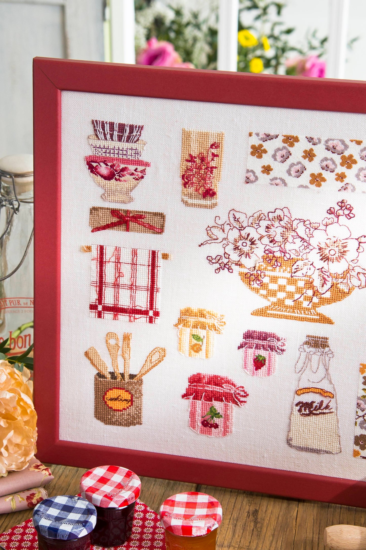 Grille broderie point de croix : Cuisine vintage, 20 motifs torchons, pots, bols. 154x154 points, 10 pages, couleurs DMC. Aïda blanc.