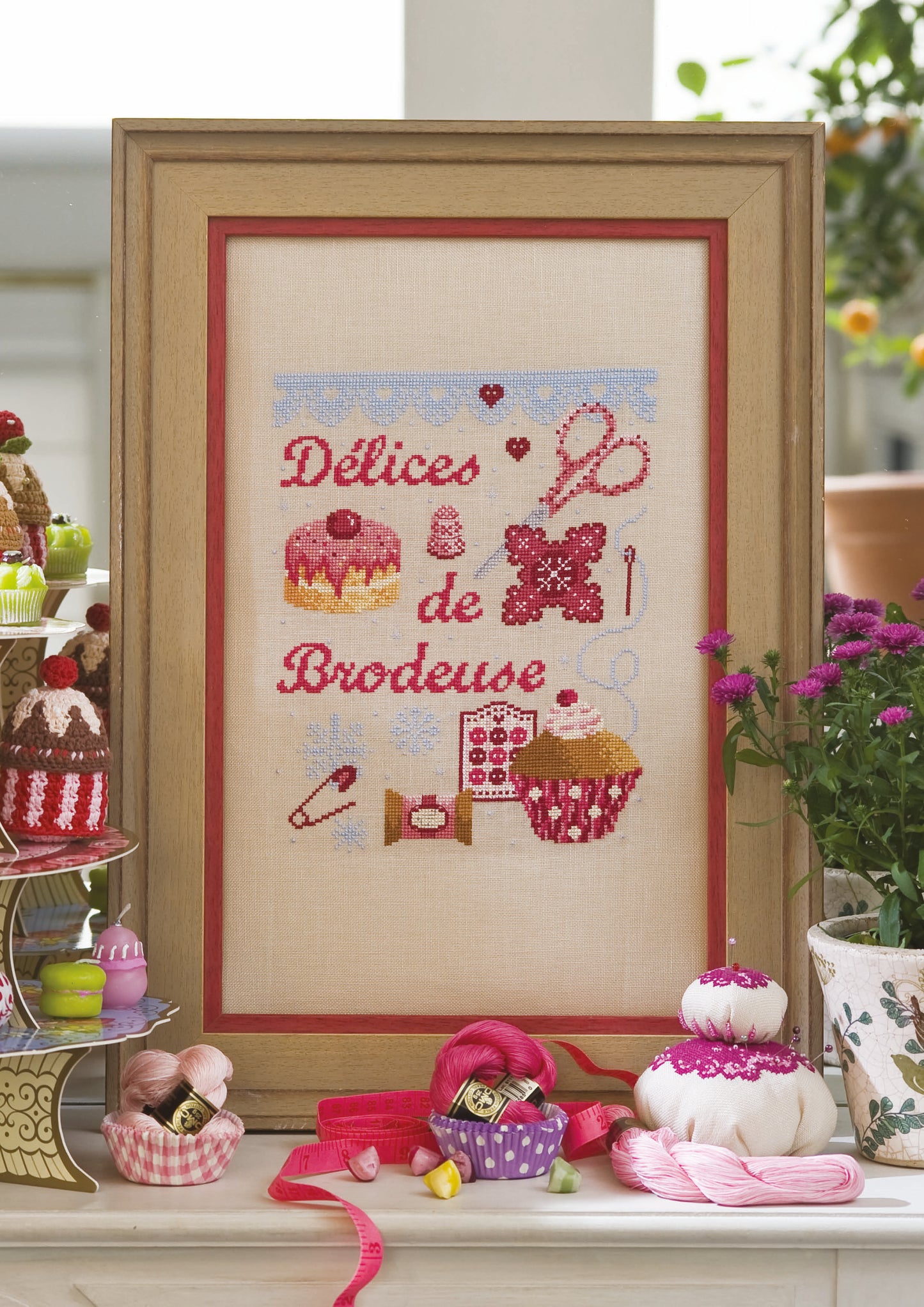 Grille de point de croix Délices de Brodeuse – cupcakes, gâteau fondant, bobines de fil et ciseaux, brodé sur lin DMC 11 fils/cm, Création Point de Croix