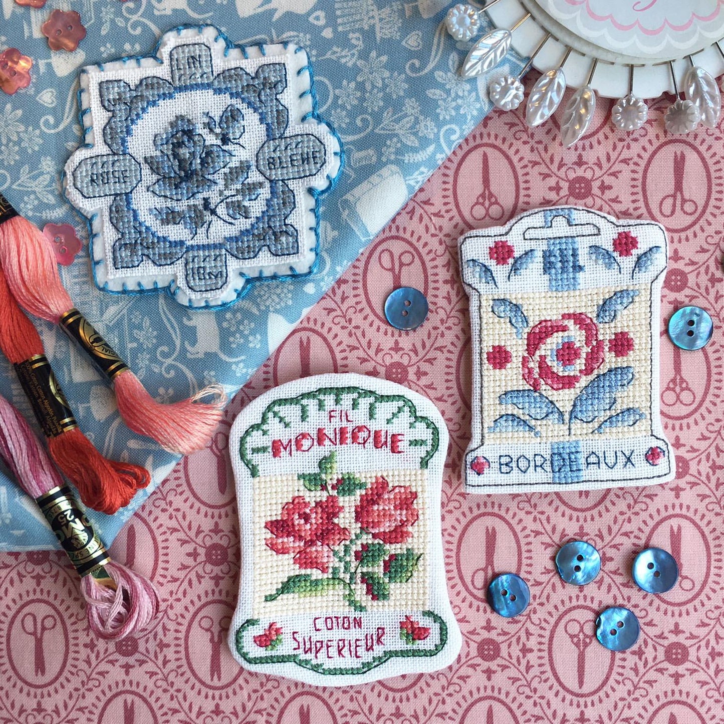 Grille de broderie point de croix : motifs cuisine à encadrer (Monique, Bordeaux, Rose bleue, Cerises). Imprimé couleur (Réf. DMC) sur 6 pages. Création Les Brodeuses Parisiennes.