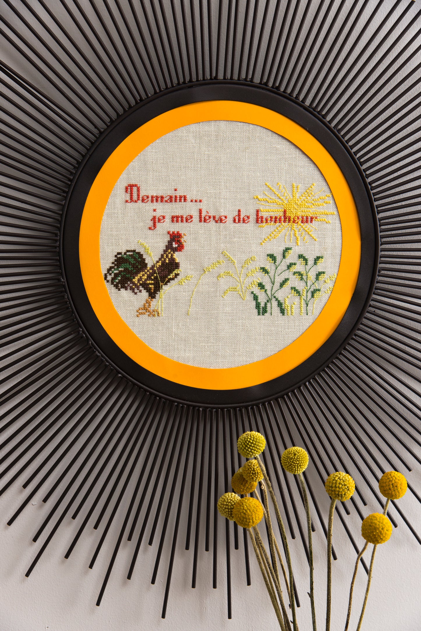 Un coq au soleil levant et un message optimiste brodé sur lin écru, signé P. Samouiloff. Une grille point de croix champêtre et pleine de bonne humeur.