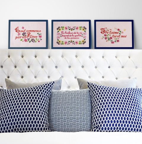 Trois broderies romantiques signées P. Samouiloff : rêves, bonheur et amour encadrés de fleurs délicates. À broder sur lin 11 fils/cm ou toile Aïda.