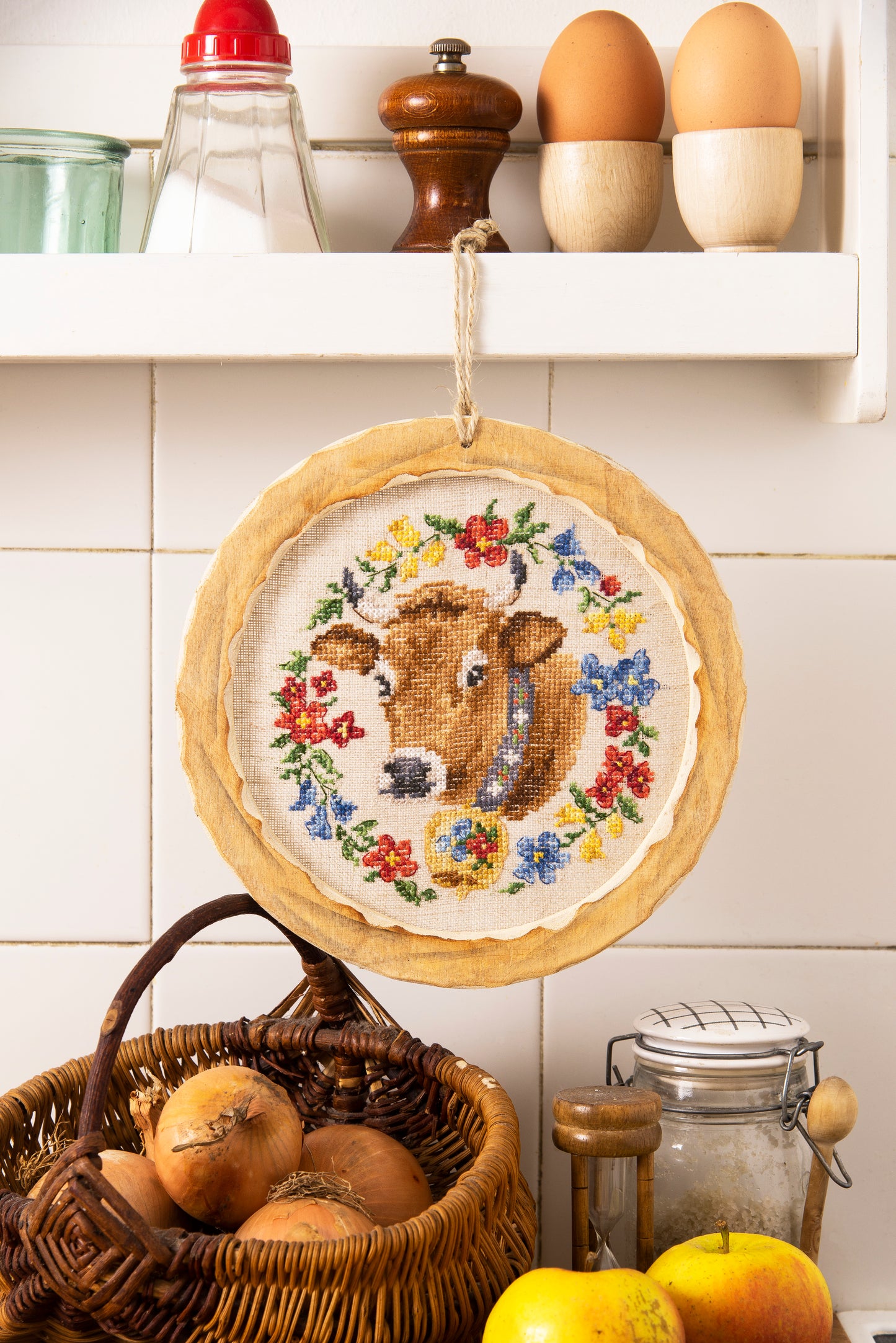 Grille de broderie point de croix : jolies vaches brodées, motifs champêtres par V. Enginger. Réf. DMC incluse. À broder sur lin. Création Point de Croix.