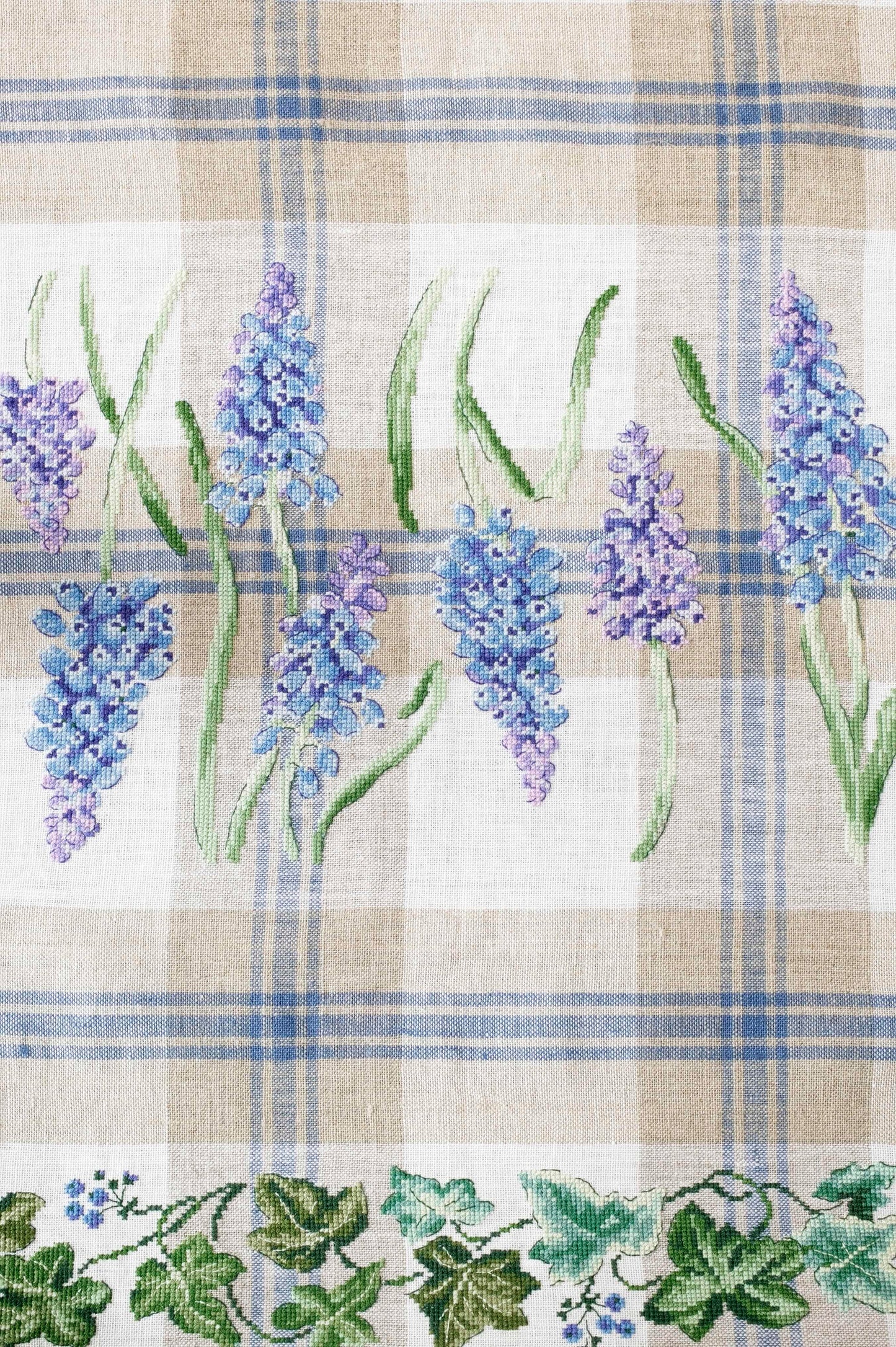 Grille broderie point de croix : muscaris printaniers pour la table. Imprimée en couleur sur 4 pages. Réf. DMC incluses.