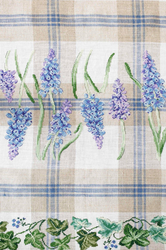 Grille broderie point de croix : muscaris printaniers pour la table. Imprimée en couleur sur 4 pages. Réf. DMC incluses.