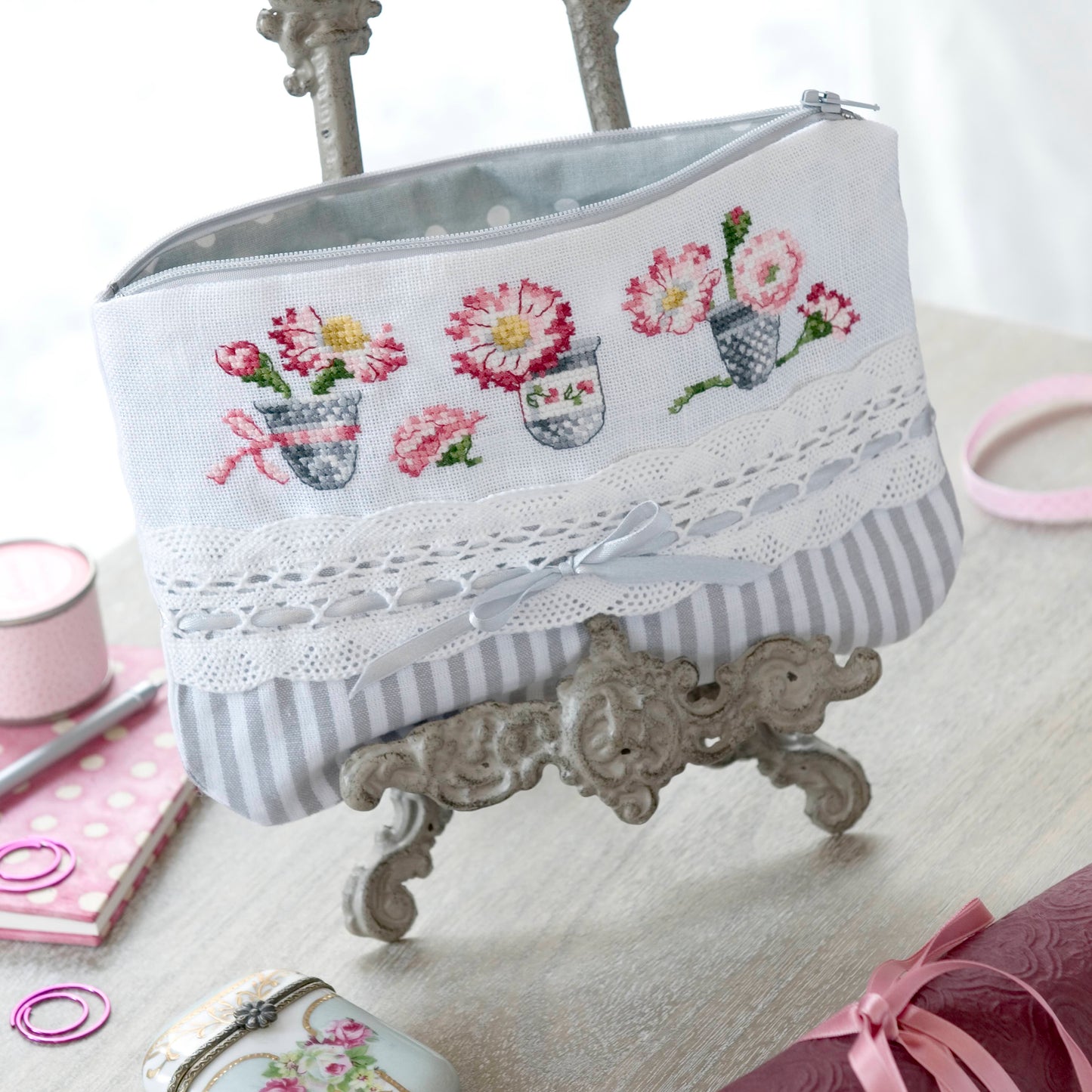 Grille broderie point de croix : Des pâquerettes, motif floral printanier. 50x94 points, 6 pages, couleurs DMC. Lin blanc.