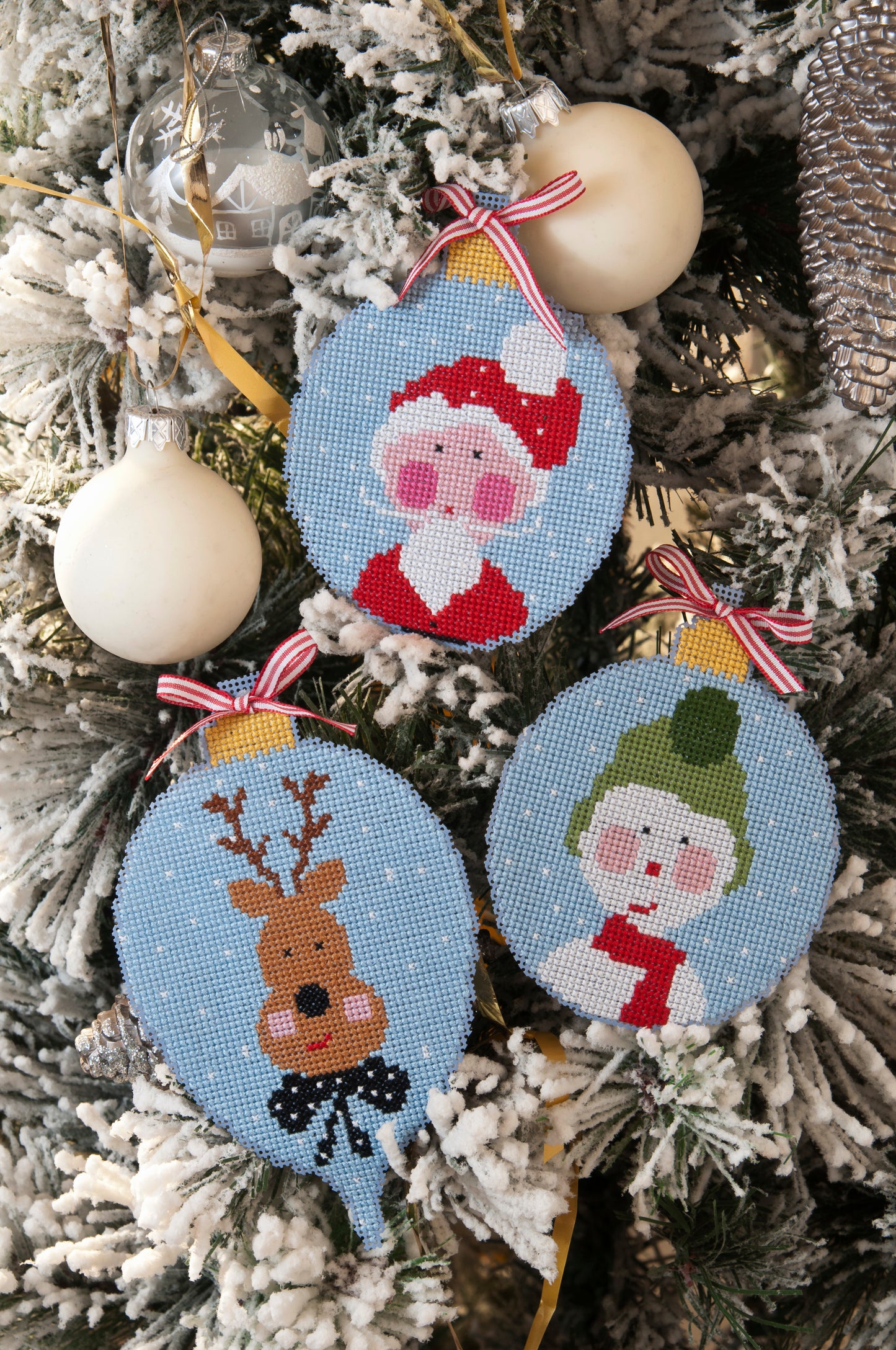 Grille broderie point de croix : decorations Noel a suspendre sur cartes perforees. Par Lili Violette, DMC, 6 pages.