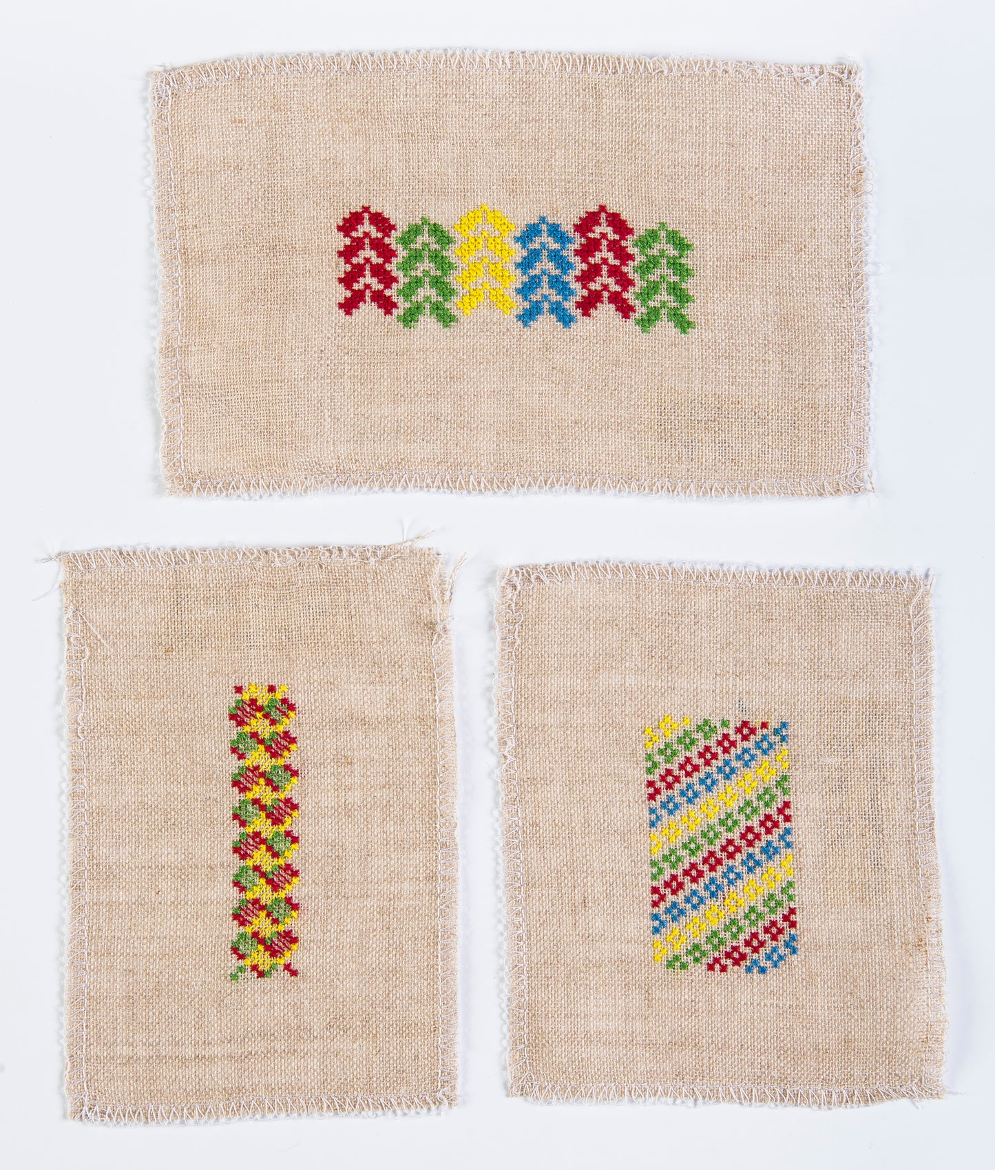 Grille point de croix – Des petites filles sages : trois frises décoratives (horizontale, verticale, losanges) avec silhouettes enfantines colorées sur toile de lin naturel DMC, pour linge, pochettes et coussins – Création Point de Croix