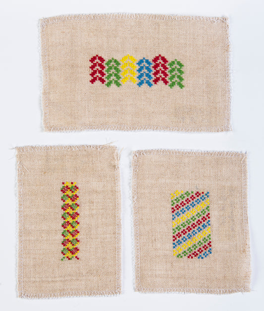Grille point de croix – Des petites filles sages : trois frises décoratives (horizontale, verticale, losanges) avec silhouettes enfantines colorées sur toile de lin naturel DMC, pour linge, pochettes et coussins – Création Point de Croix