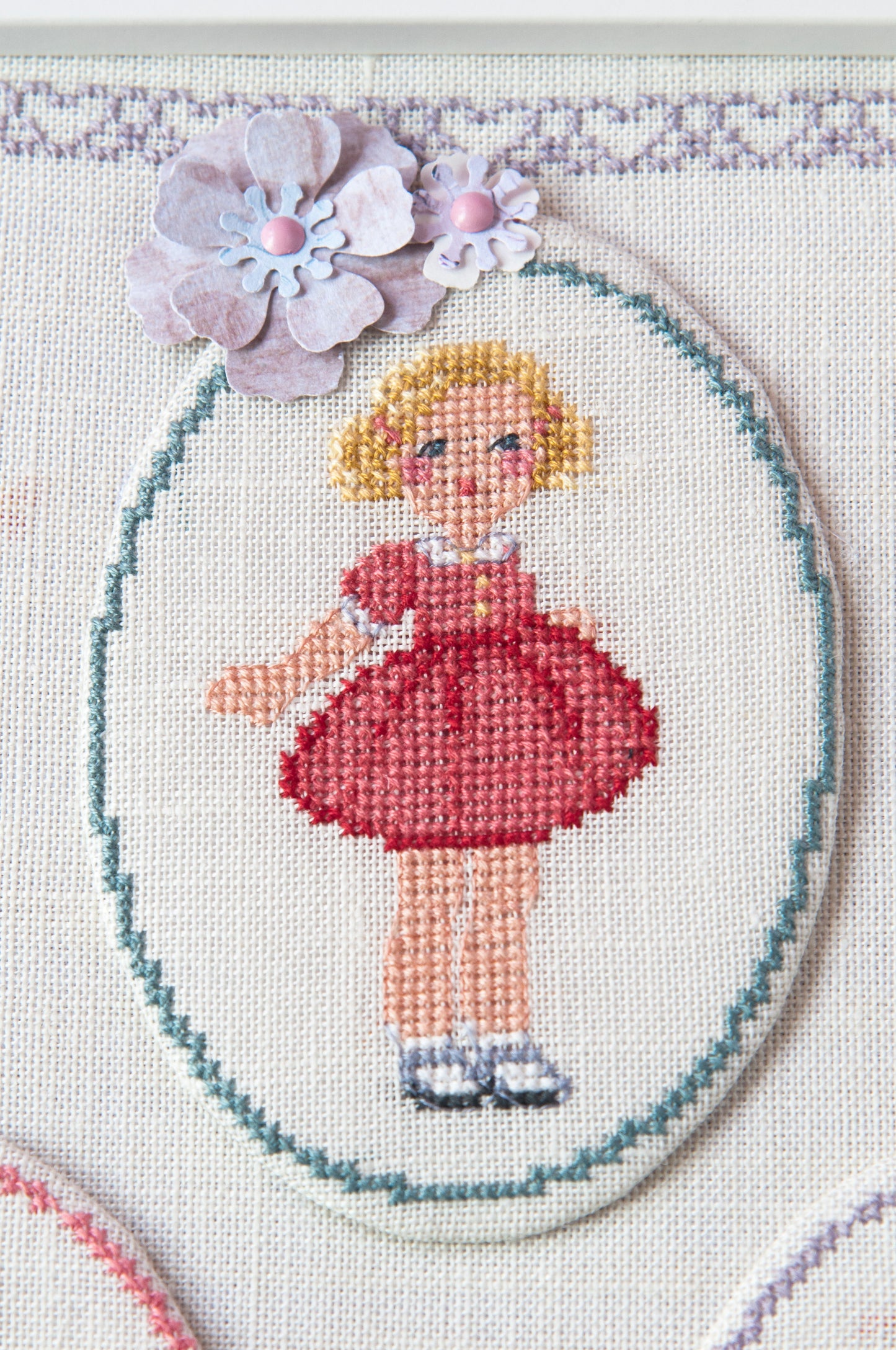 Grille point de croix : petites filles en robes chics dans cadre ovale sur lin clair. Motif 160 x 160 points (29,09 x 29,09 cm), 6 pages, DMC.
