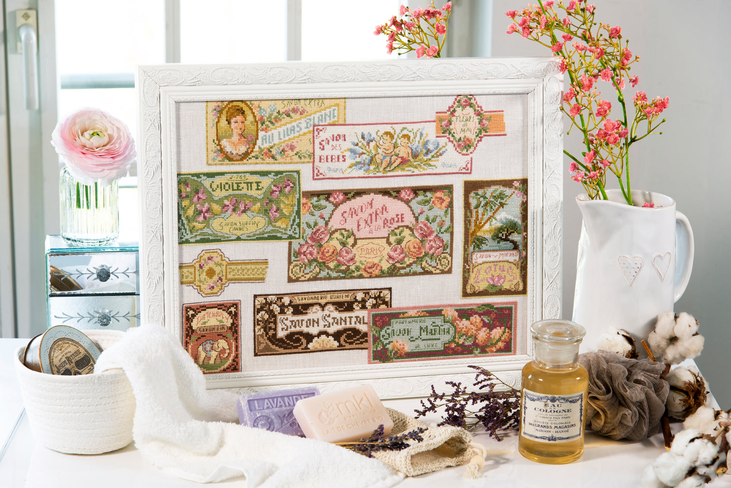 Grille point de croix – Des étiquettes de savon : savons à la violette, au lilas blanc et à la rose avec fleurs et lettrages vintage sur toile de lin blanc DMC, style savonnerie ancienne – Véronique Enginger & Création Point de Croix