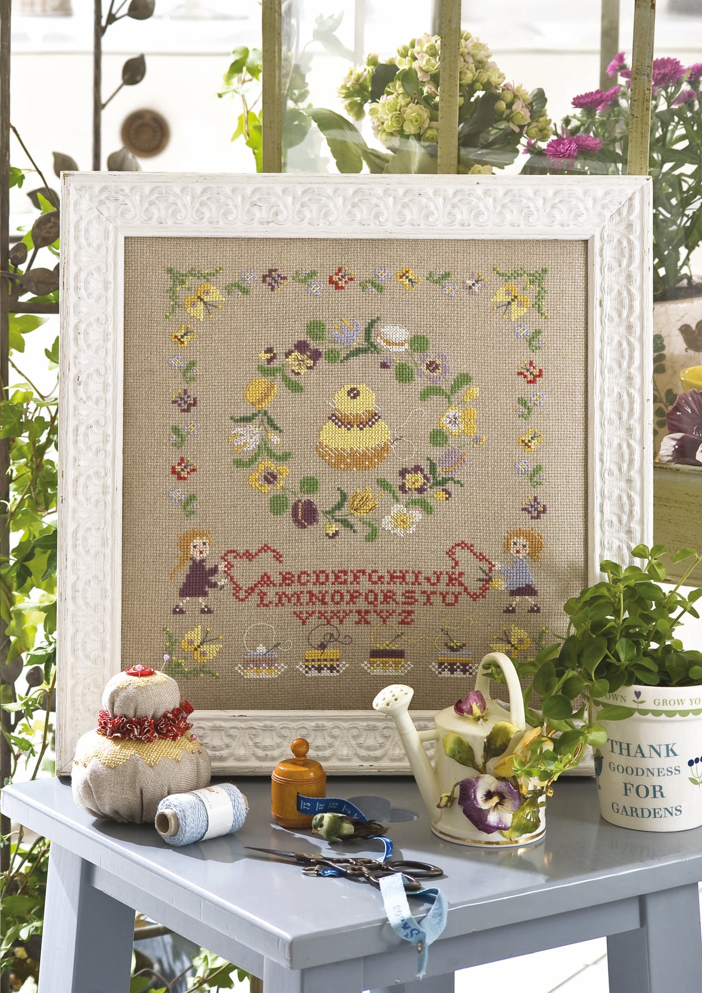 Grille de point de croix Douceurs du Jardin – poussin entouré de fleurs printanières et alphabet brodé, brodé sur lin DMC 11 fils/cm, Création Point de Croix