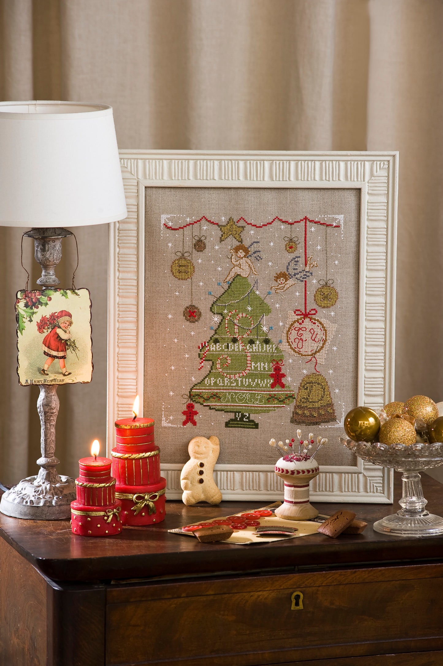 Sapin de Noël brodé sur lin bis 11 fils/cm, signé H. Le Berre. Rubans, boules et étoiles en vert sapin, rouge et doré, esprit fêtes raffiné, 21 × 25,5 cm.