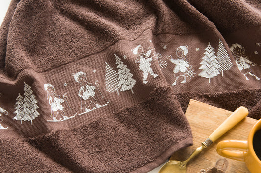 Grille de broderie point de croix : drap de bain motif montagne. Motif 478 x 40 pts, imprimé couleur (Réf. DMC) sur 6 pages. Illustration P. Samouiloff.